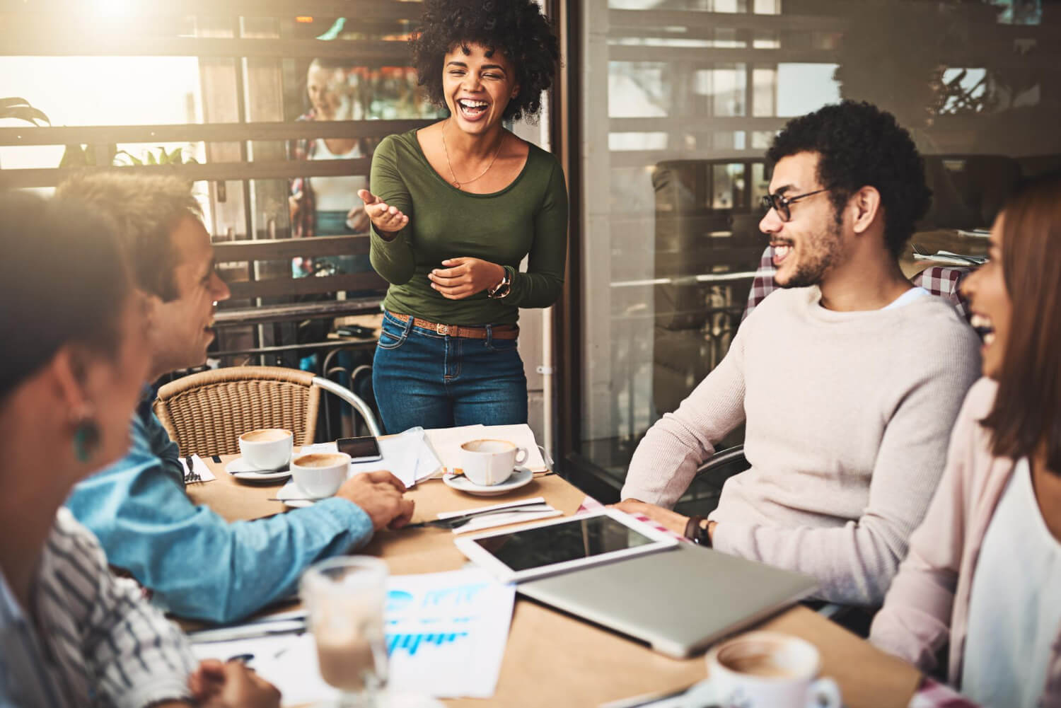 Personas asistiendo a un evento de startups